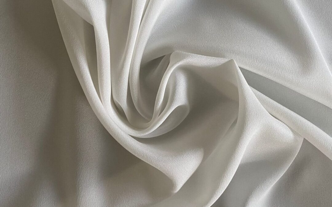 Crepe de chine di seta bianco naturale drappeggiato