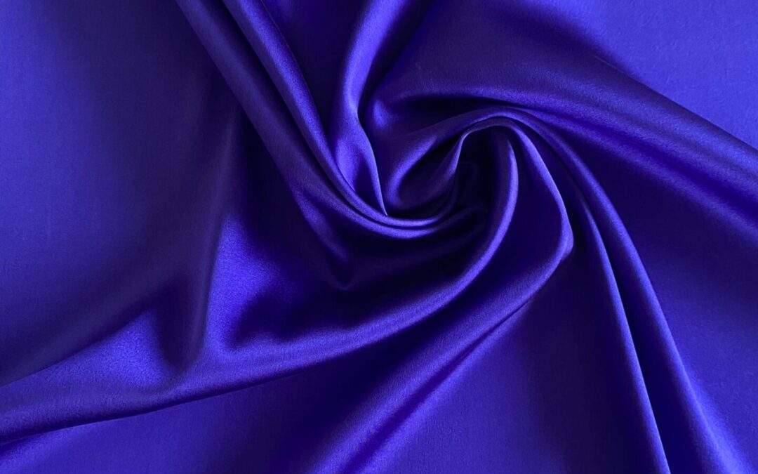 Satin stretch di seta color ultra violet drappeggiato